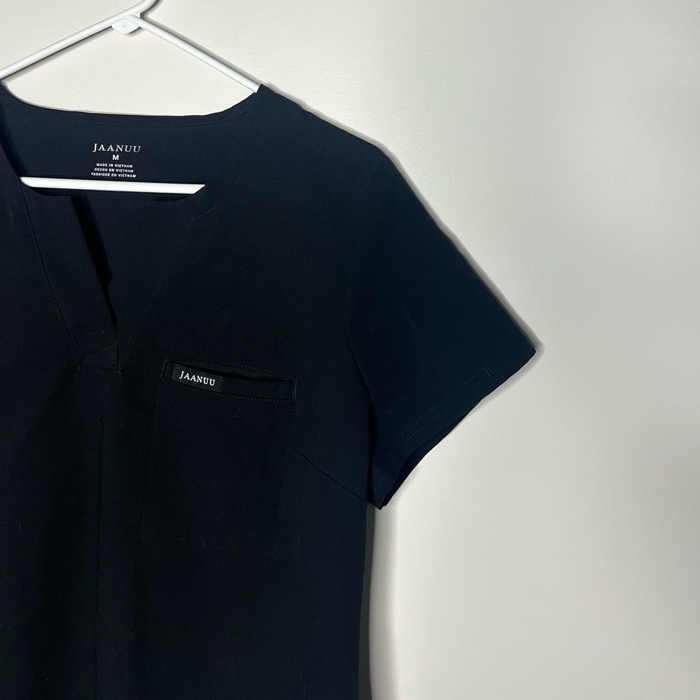 Jaanuu 1-Pocket Tuck-In Scrub Top